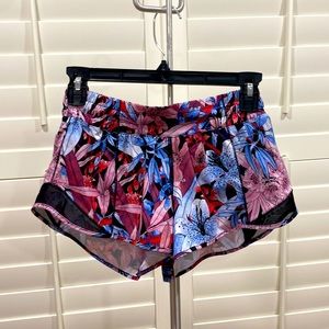 Lululemon Hotty Hot Low-Rise Short 2.5". Size 4. Blue and red flower print
